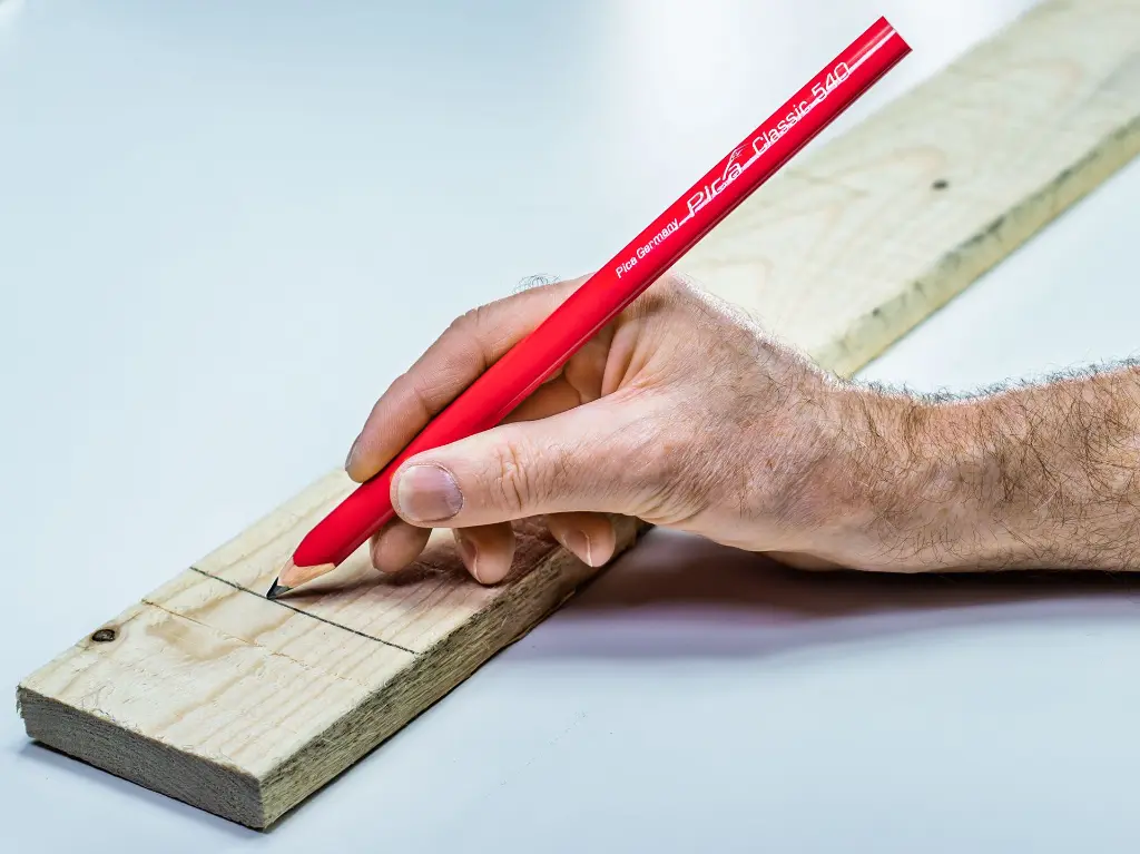 540_carpenter-pencil_use-1_MASTER.webp