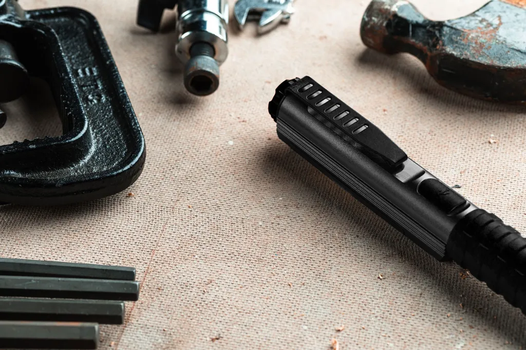 NEB-FLT-1033-B_Big-Larry-600_Lifestyle-Pocket-Clip.webp