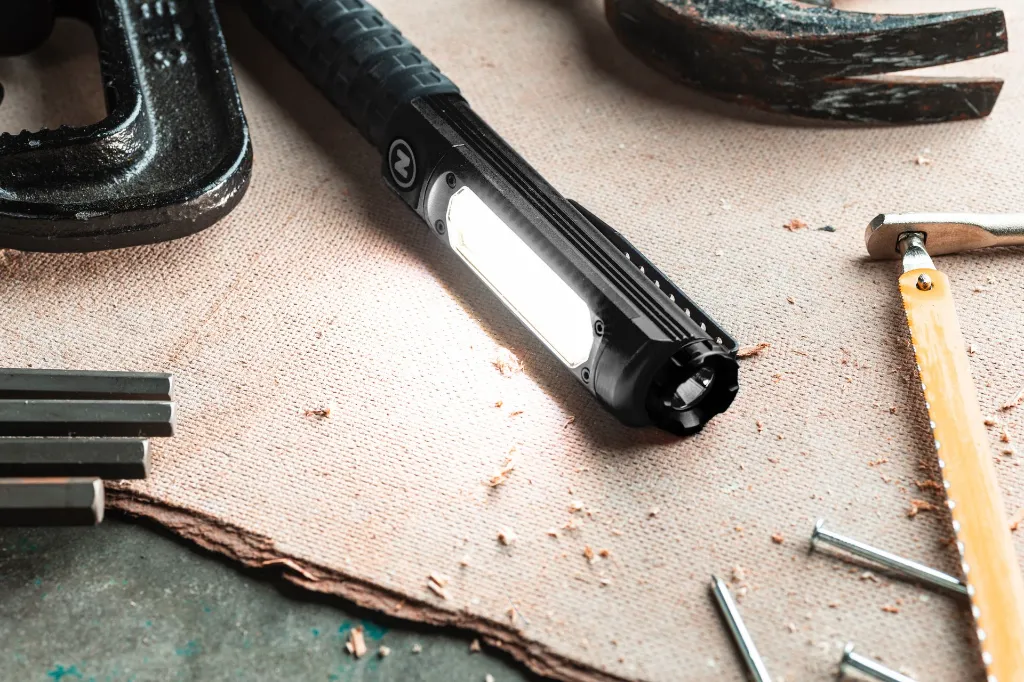 NEB-FLT-1033-B Big-Larry-600_Lifestyle-Work-Light.webp